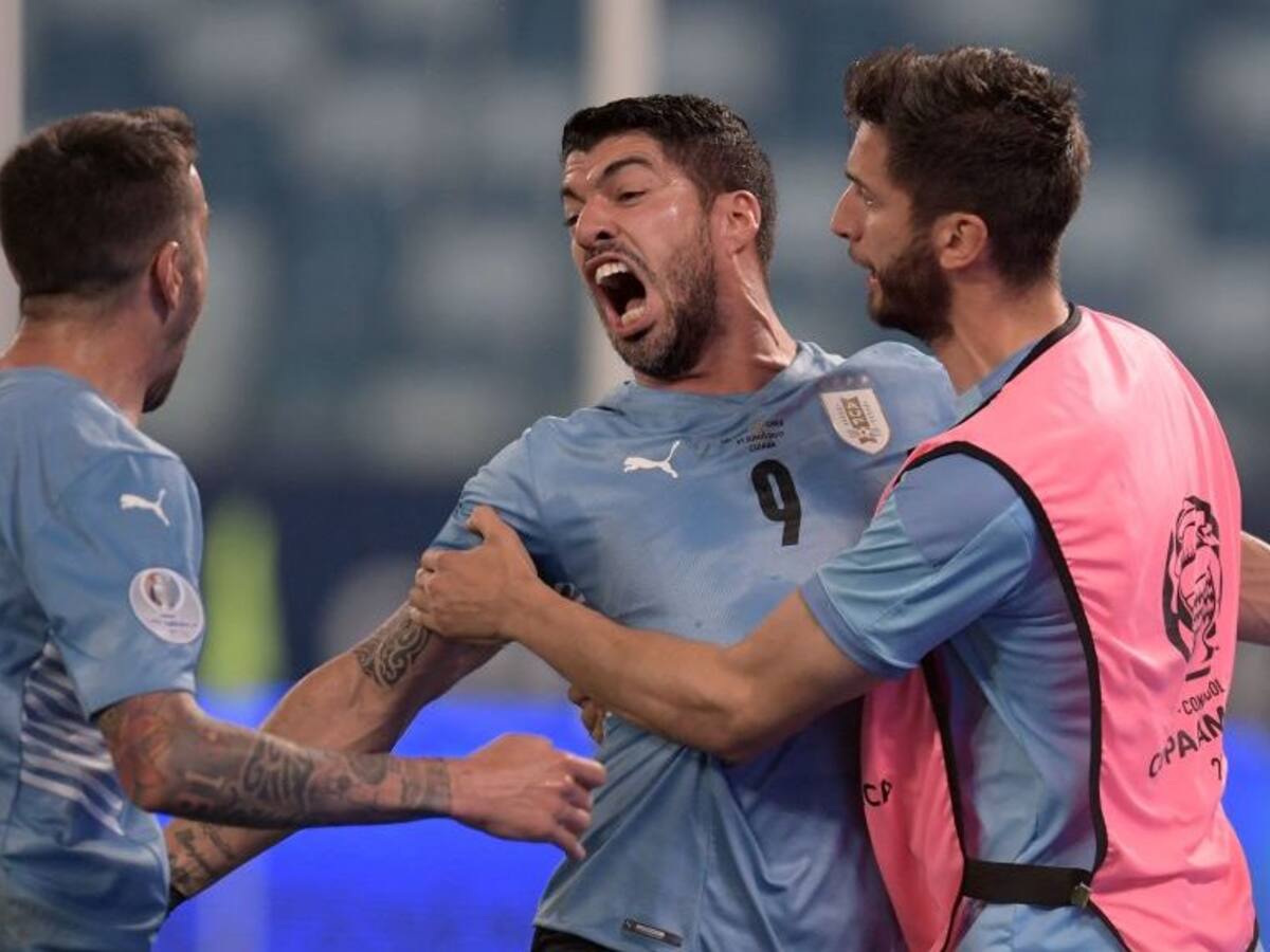 ¿Fue o no fue falta? La polémica jugada en el gol de Uruguay entre Luis Suárez y Arturo Vidal