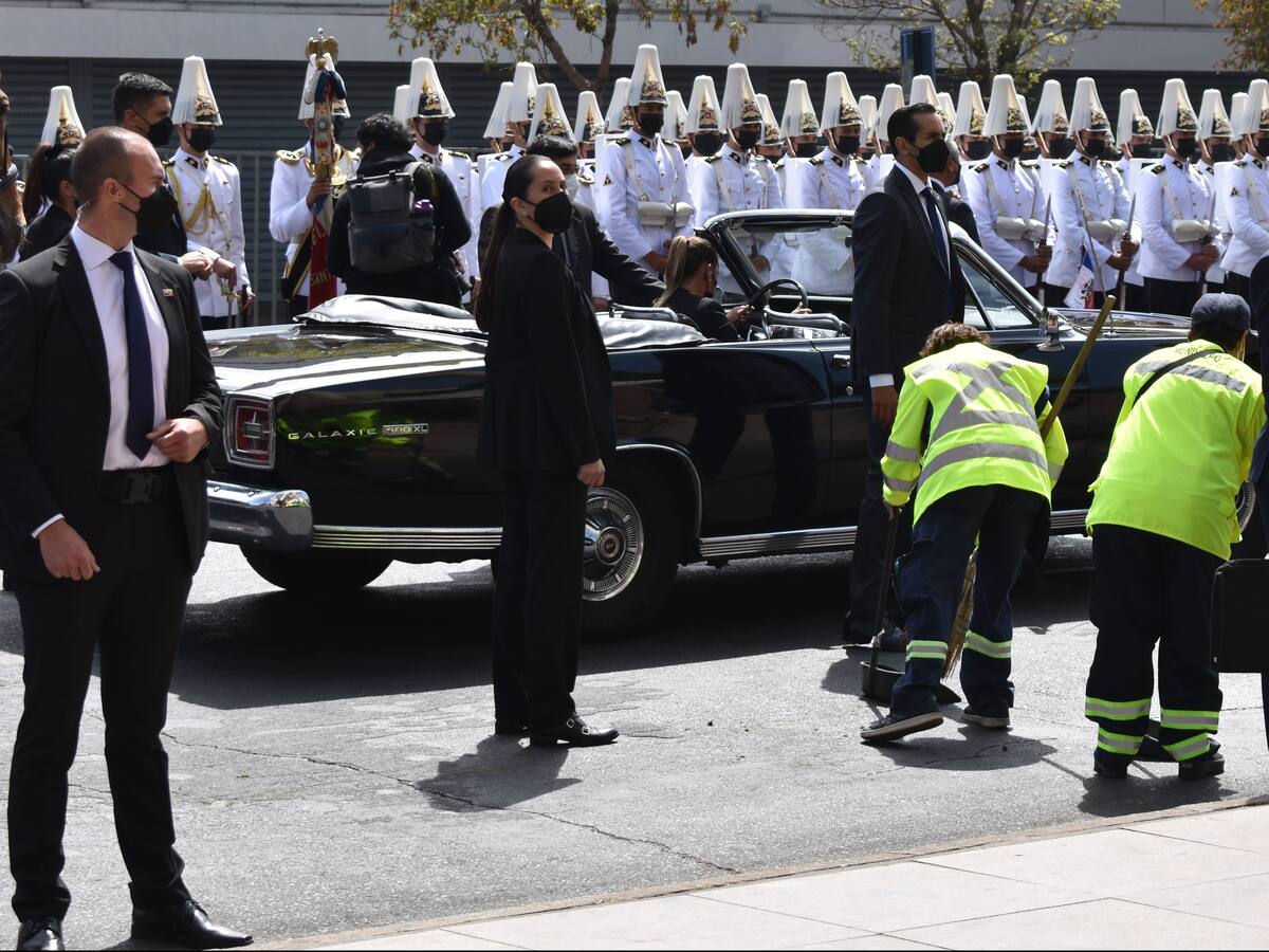 La alfombra roja y la conductora del Ford Galaxie: el lado B del cambio de mando presidencial