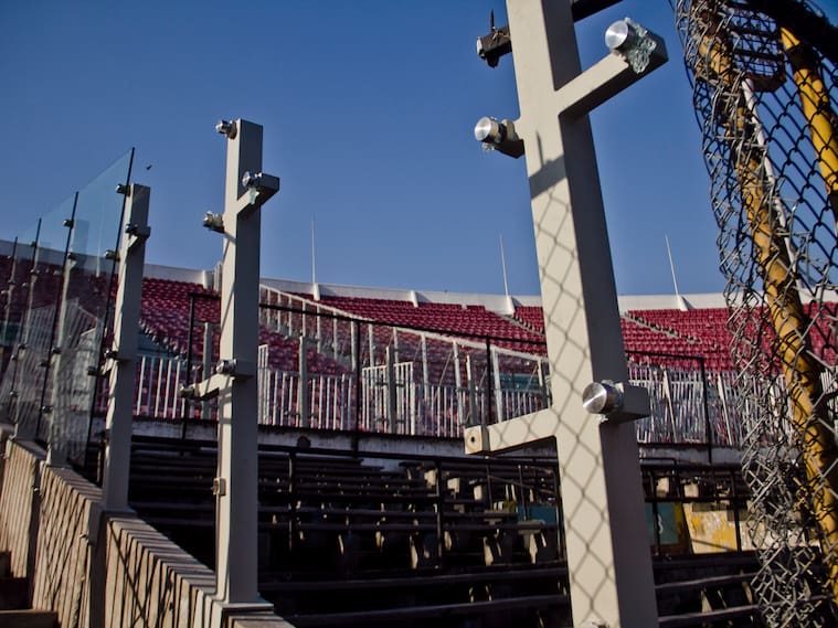 25 de Agosto de 2014/SANTIAGOVista de los vidrios que desaparecieron del espacio memorial de los detenidos en dictadura en el Estadio Nacional, tras los destrozos que realizó la garra blanca durante el partido entre el cacique y Barnechea.
FOTO: HANS SCOTT/AGENCIAUNO