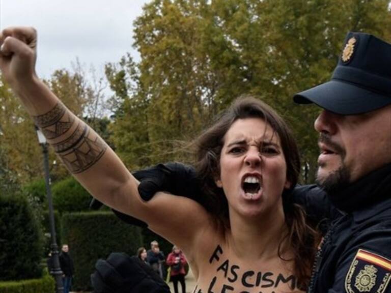Grupo de ultraderecha atacó con violencia a feministas en Madrid