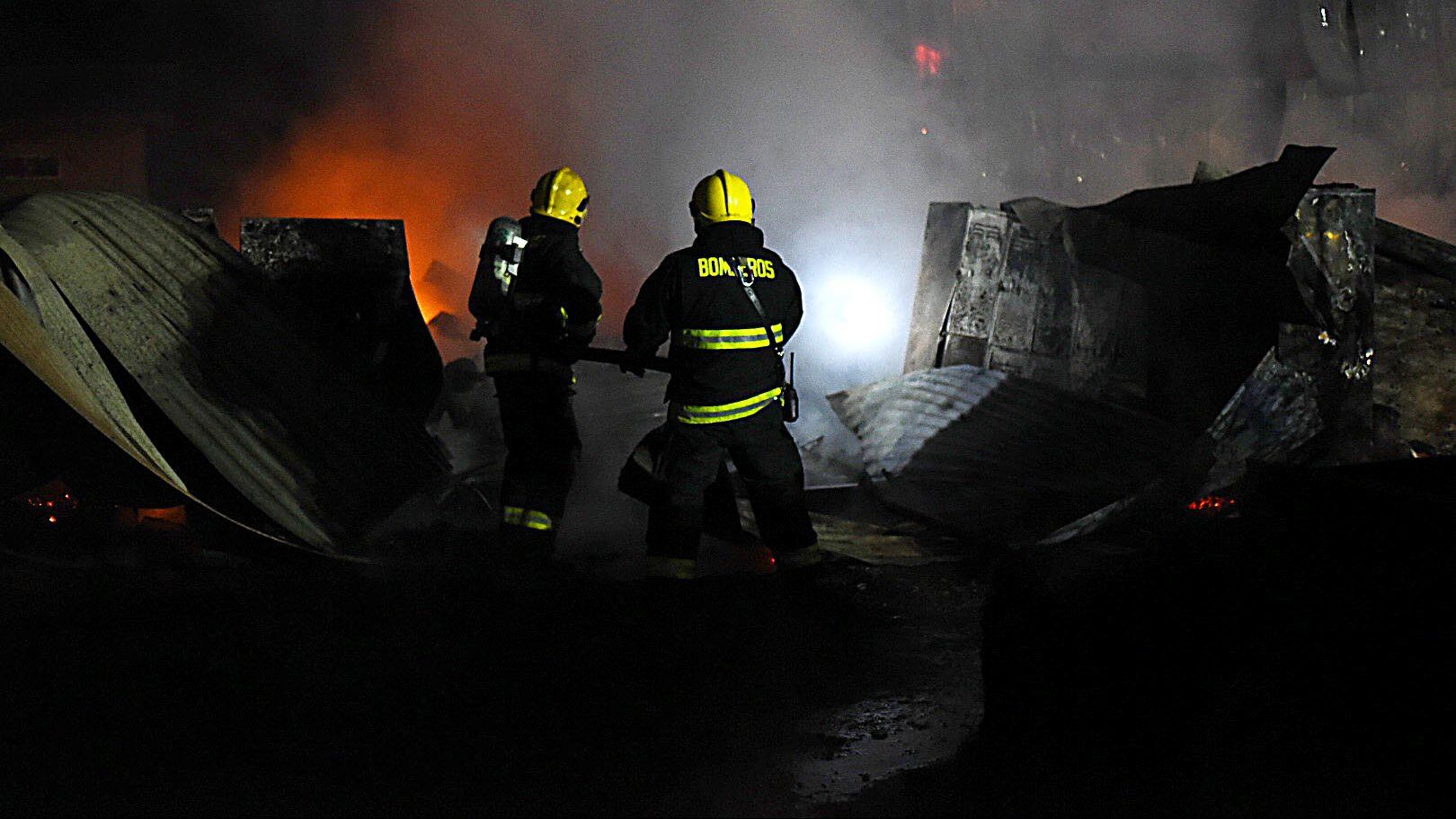 05 DE AGOSTO DE 2020 / PADRE DE LAS CASASSe registra un ataque incendiario a cerca de 15 camiones y maquinaria a empresas en la región de la Araucanía. Además se informan cortes de caminos lo que dificulta la llegada de bomberos. Noticia en desarrollo
FOTO: MARCO MALDONADO /AGENCIAUNO