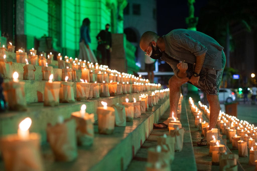Homenajean a las más de 500.000 víctimas del Covid-19 en Brasil