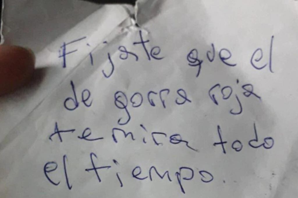 Papel entregado a joven en una micro