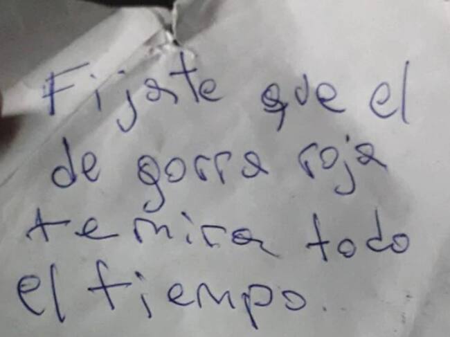 Papel entregado a joven en una micro