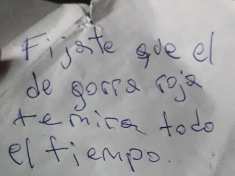 Papel entregado a joven en una micro