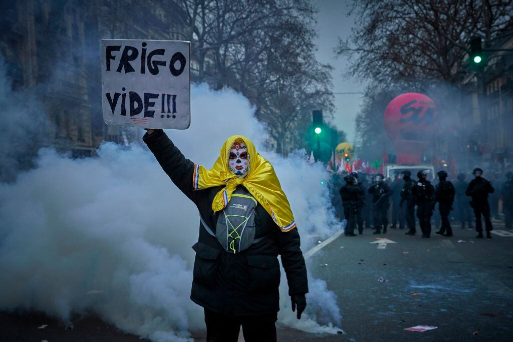 Manifestante entre los gases lacrimógenos que envía la policía en París