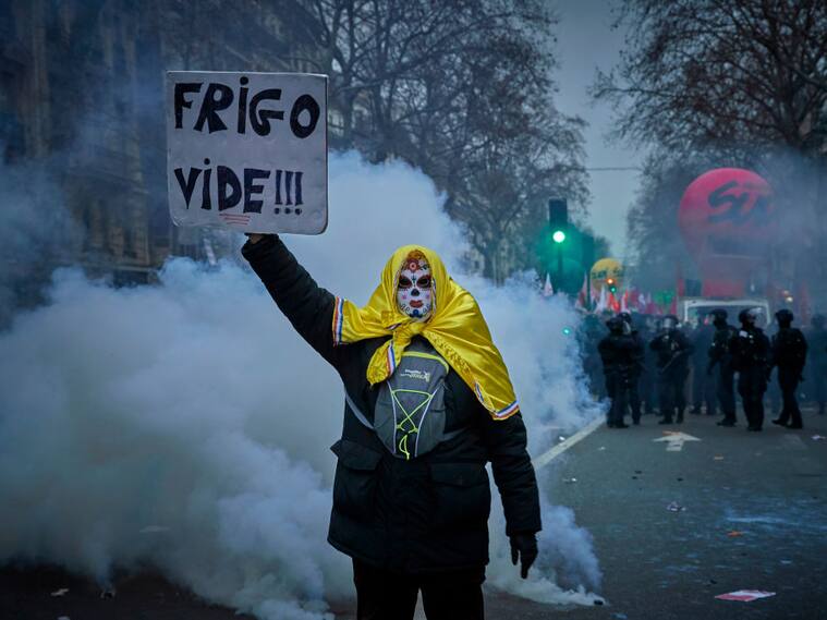 Manifestante entre los gases lacrimógenos que envía la policía en París