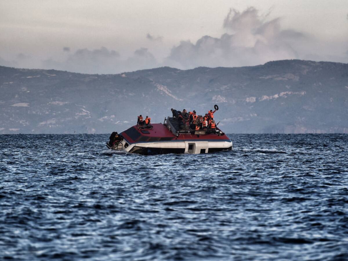 Barco con decenas de migrantes se hunde frente a isla de Grecia
