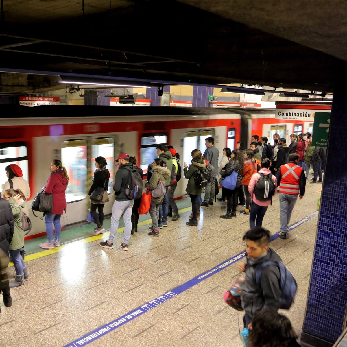 Metro de Santiago reporta retrasos en el servicio de Línea 1: así funciona la red hoy miércoles