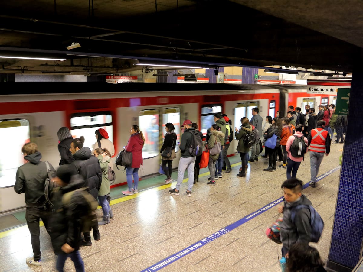 Metro de Santiago reporta retrasos en el servicio de Línea 1: así funciona la red hoy miércoles