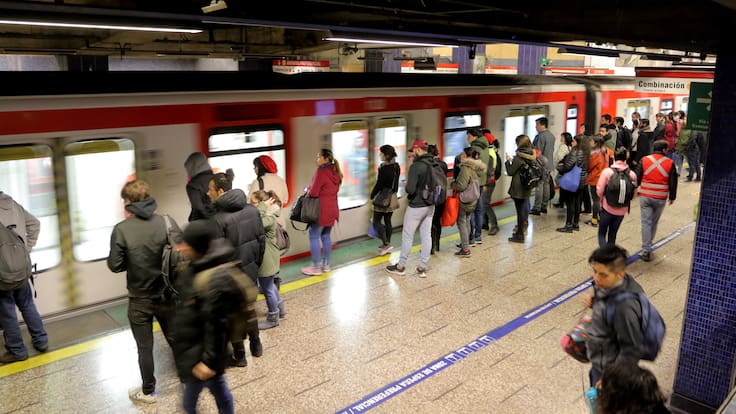 Metro de Santiago reporta retrasos en el servicio de Línea 1: así funciona la red hoy miércoles