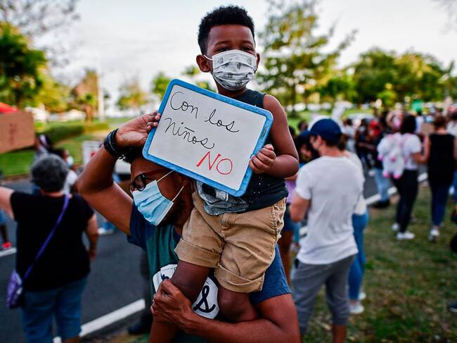 Un familia protesta contra los abusos a menores de edad en Ciudad de Panamá