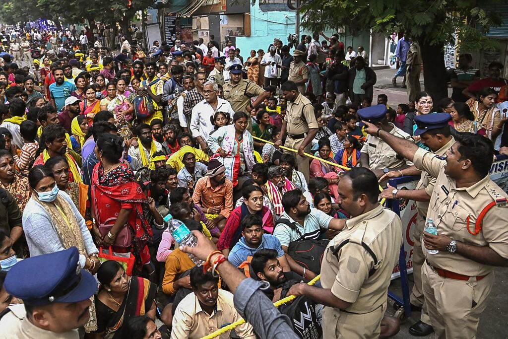 La policía intenta controlar la emergencia tras una avalancha humana en un templo en la ciudad de Tirupati del estado Andhra Pradesh en la India