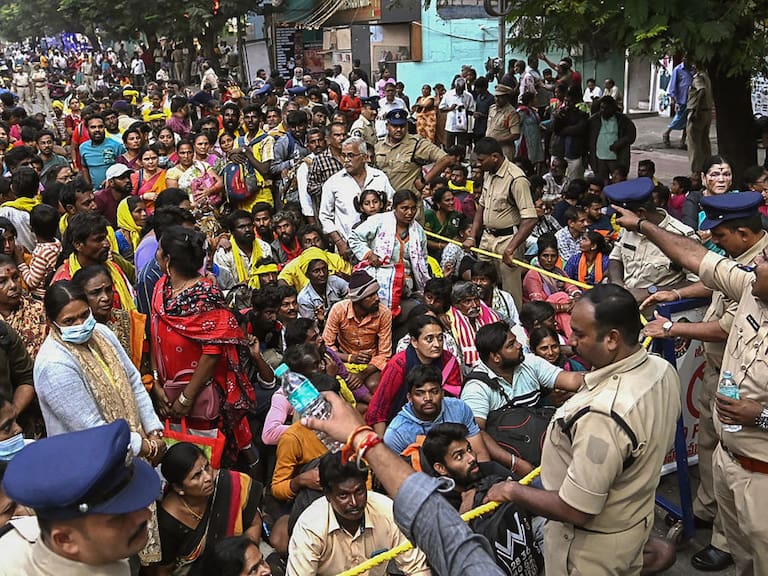 La policía intenta controlar la emergencia tras una avalancha humana en un templo en la ciudad de Tirupati del estado Andhra Pradesh en la India