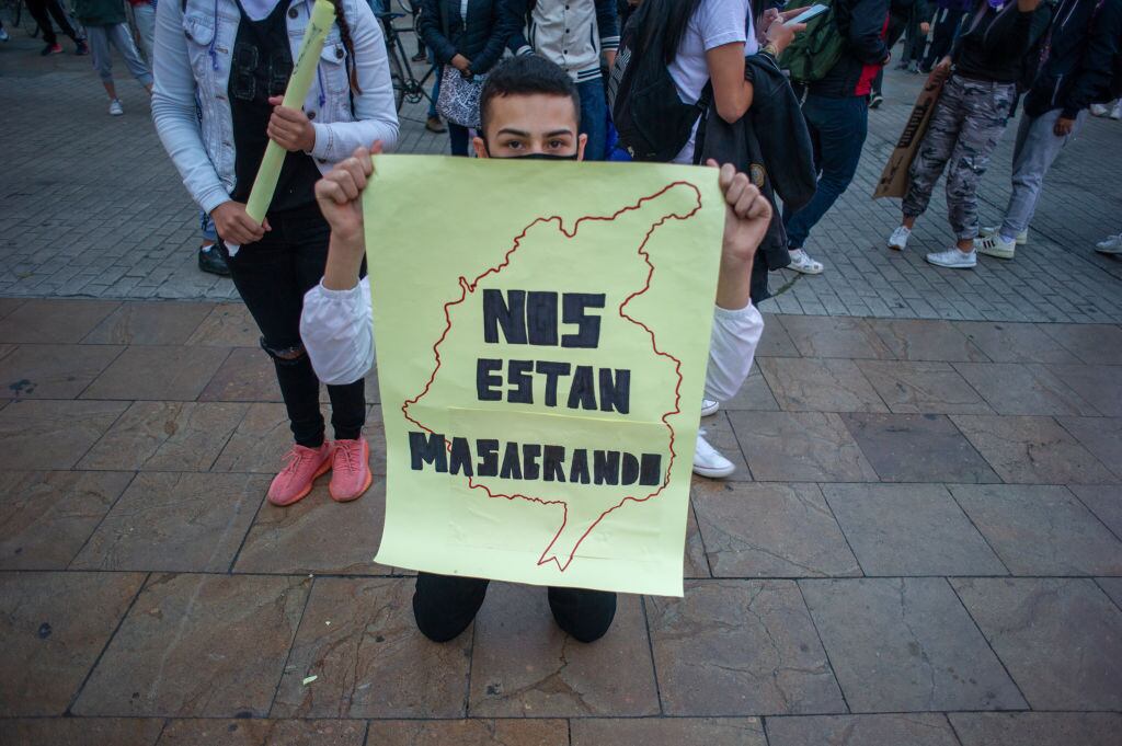 Manifestante rechaza los homicidios en Colombia