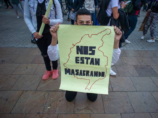 Manifestante rechaza los homicidios en Colombia