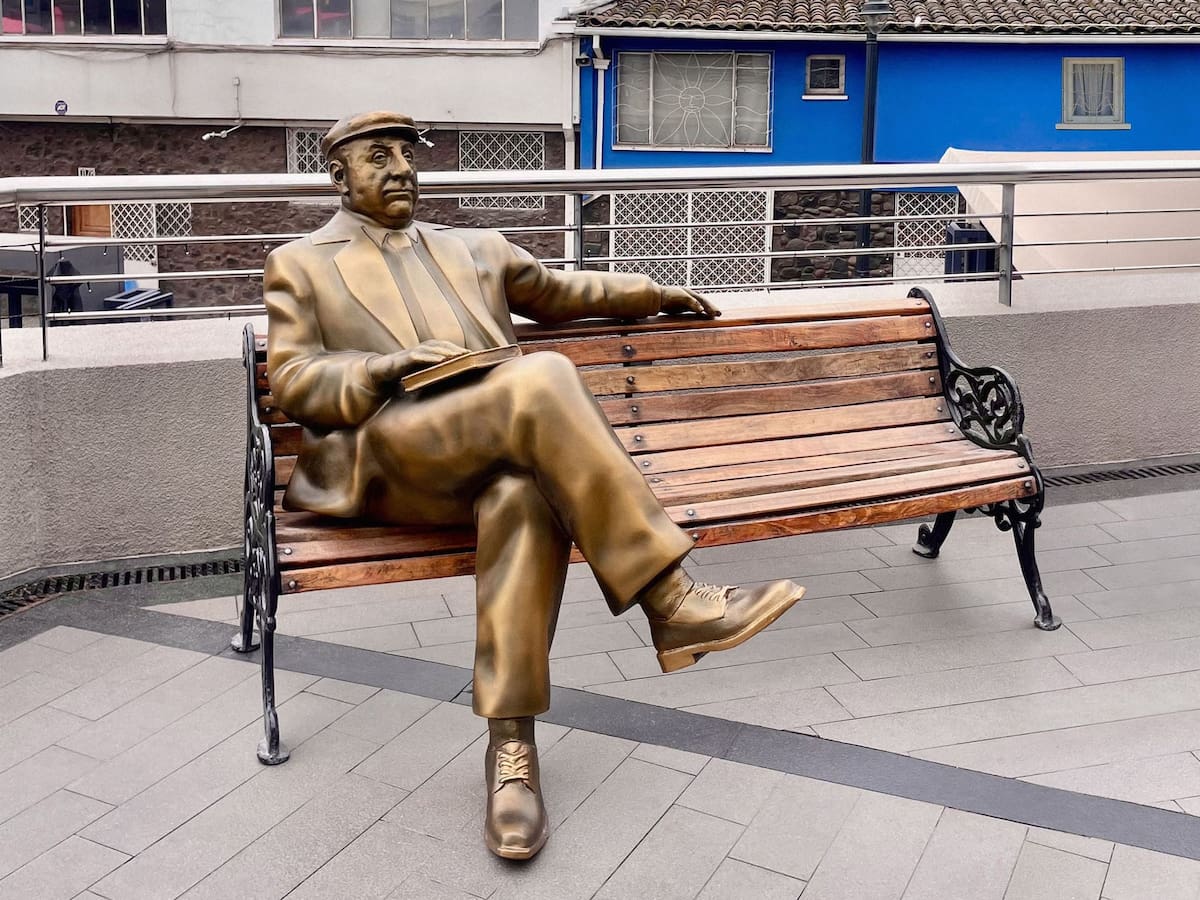 Una banca con Neruda y tours de noche: La inédita experiencia urbana que se apodera del Barrio Bellavista