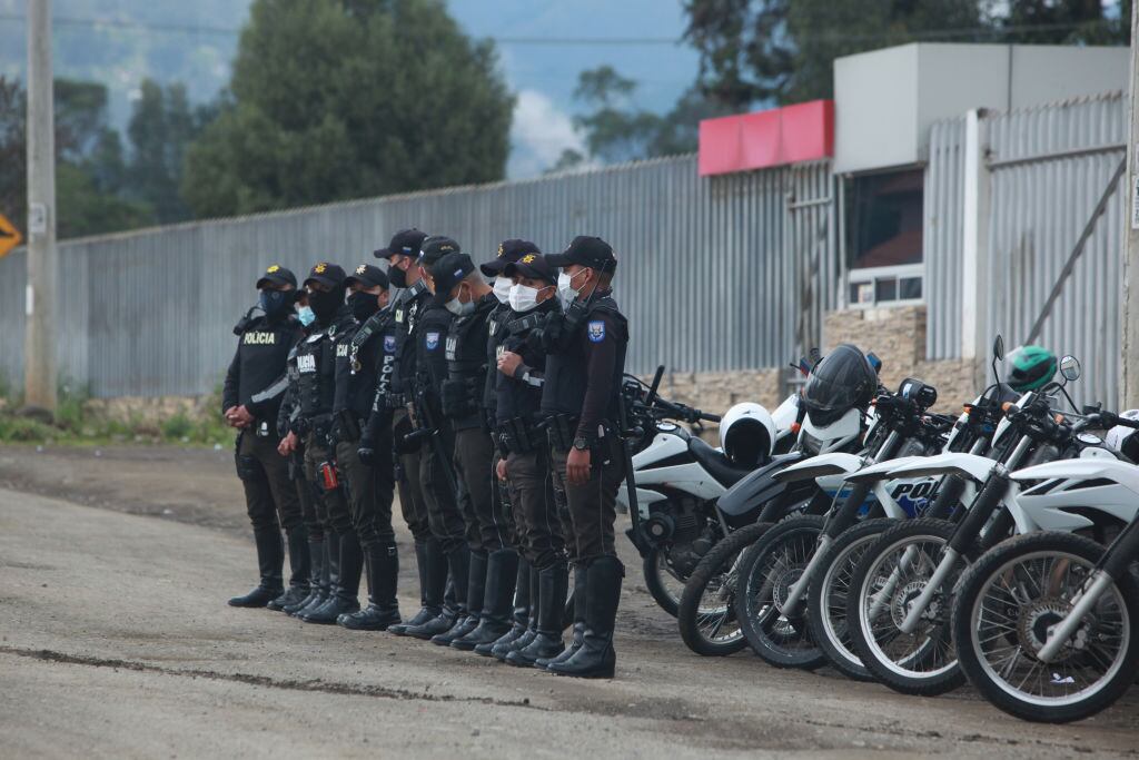 Policías custodian el ingreso a una cárcel de Cuenca