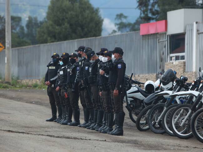 Policías custodian el ingreso a una cárcel de Cuenca