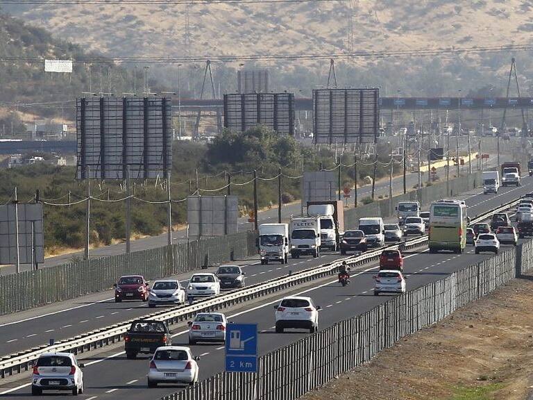 Ministro de Obras Públicas y salida de vehículos durante fin de semana largo: habrá un movimiento «más alto que en Fiestas Patrias»