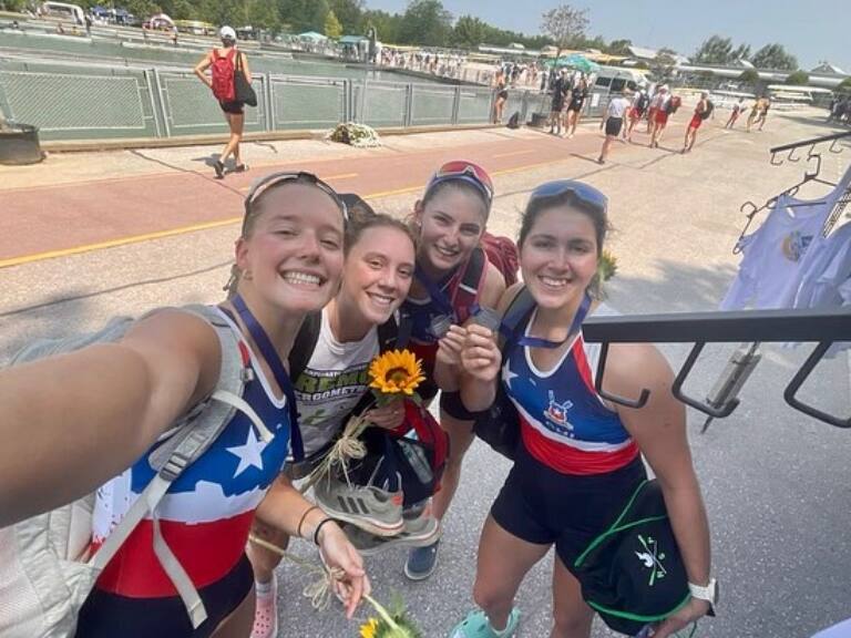 Selección chilena femenina de remo logra inédita medalla de plata en el Mundial Sub 23