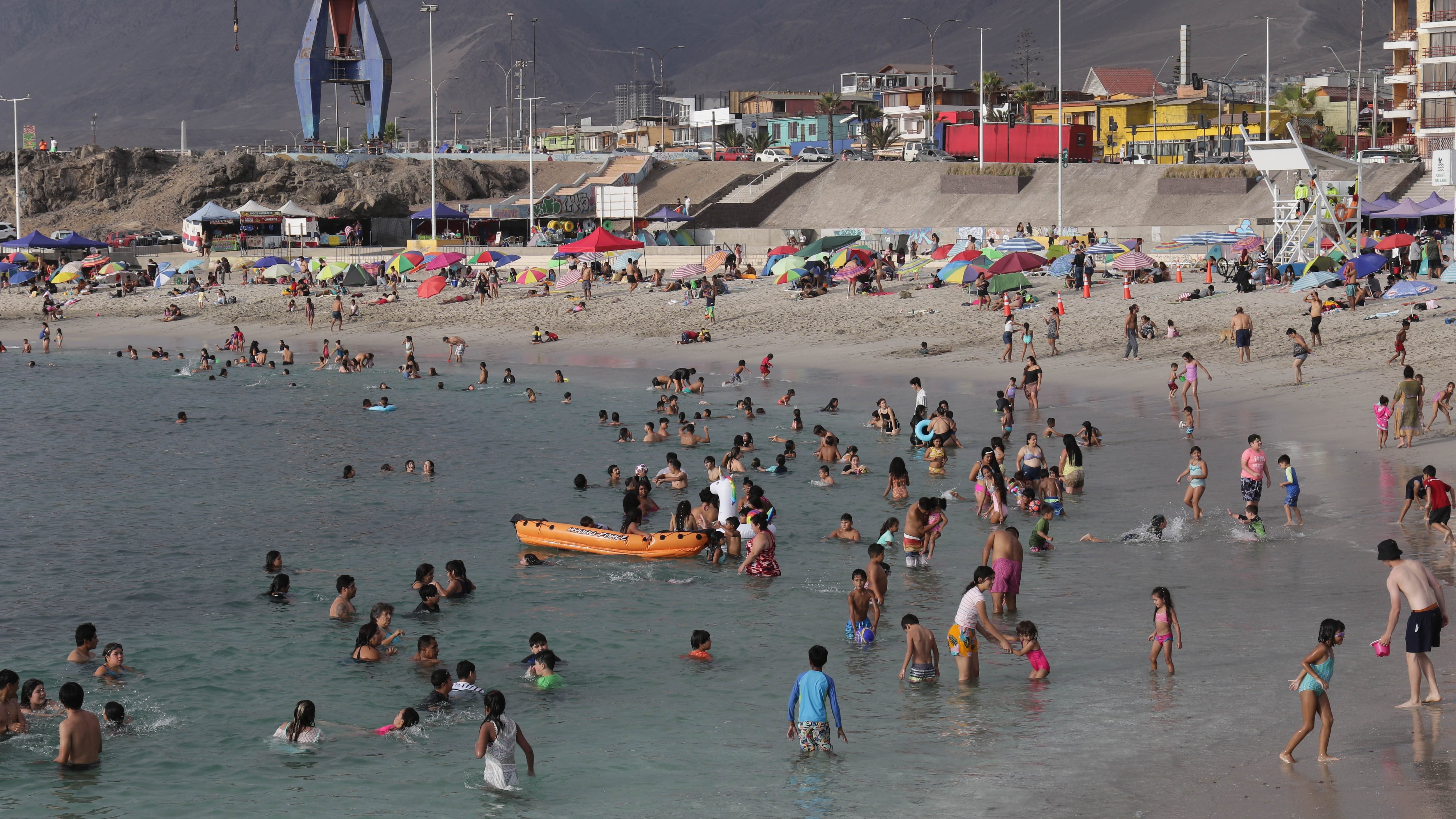 04 DE MARZO DE 2021/ANTOFAGASTAPersonas se bañan tranquilamente tras la alerta amarilla que decreto ONEMI para la costa de Chie , tras terremoto 8,1 en Nueva Zelanda
FOTO: CAMILO ALFARO/AGENCIAUNO