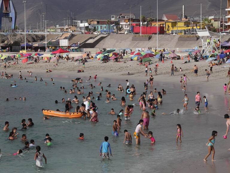 04 DE MARZO DE 2021/ANTOFAGASTAPersonas se bañan tranquilamente tras la alerta amarilla que decreto ONEMI para la costa de Chie , tras terremoto 8,1 en Nueva Zelanda
FOTO: CAMILO ALFARO/AGENCIAUNO