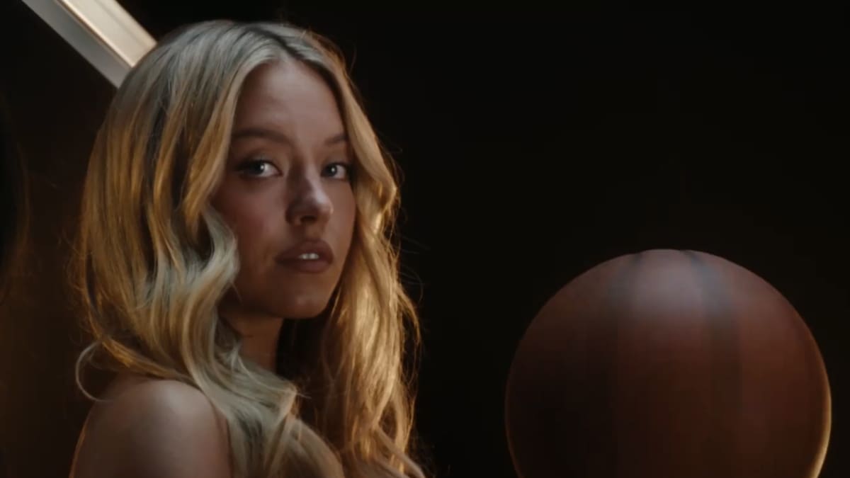 Sydney Sweeney desata críticas por posar desnuda en anuncio de apuestas: acusan “sexualización” del deporte femenino