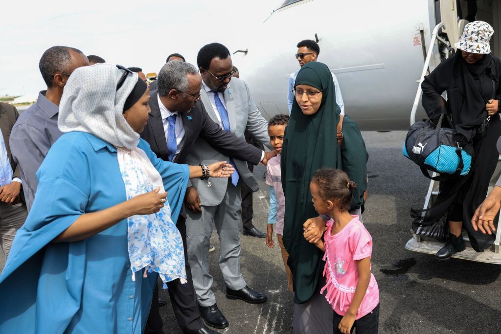 Niños y sus padres llegan a Somalia luego de huir de Sudán por los combates