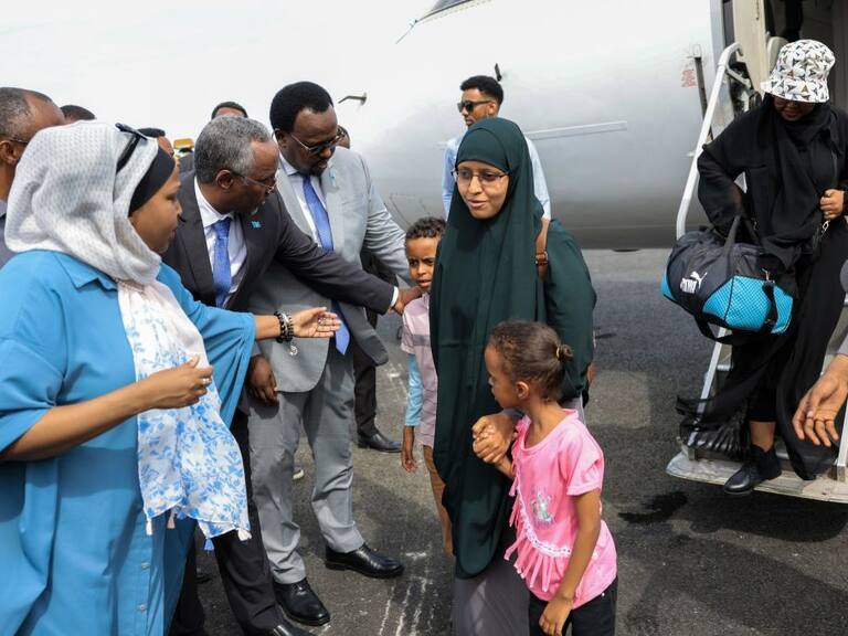 Niños y sus padres llegan a Somalia luego de huir de Sudán por los combates