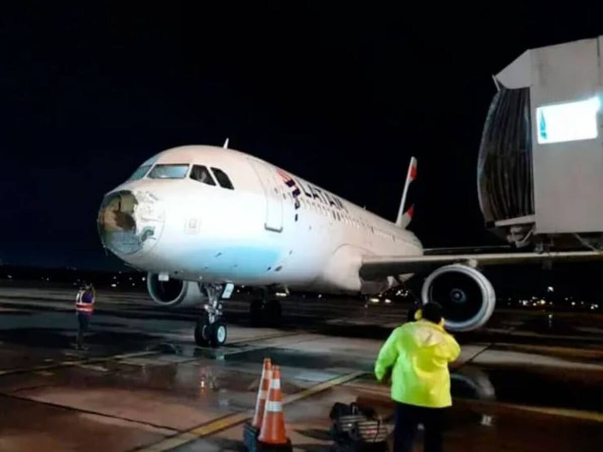 Emergencia en Aeropuerto Arturo Merino Benitez: fuego en motor de avión obliga a cancelar despegue de vuelo a Paraguay