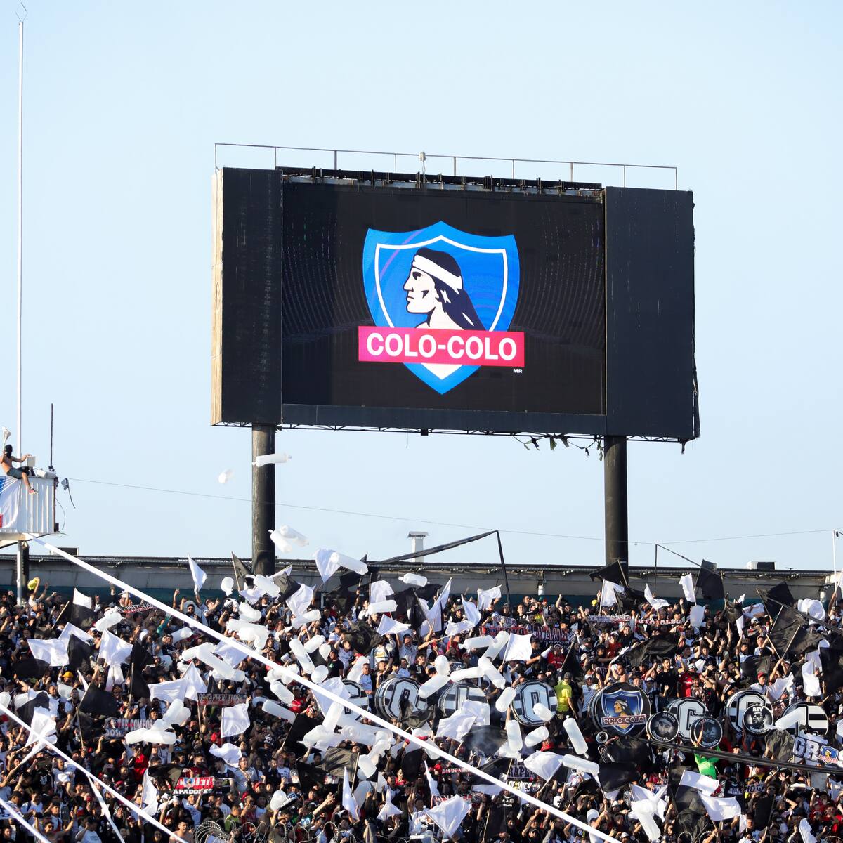 Hinchas de Colo Colo protagonizan incidentes en arengazo previo al Superclásico