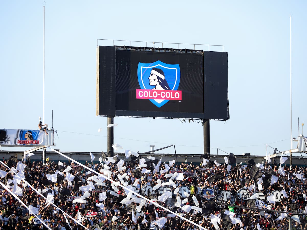 “El cáncer de Colo Colo”: el potente lienzo que hinchas albos colgaron en el portón principal del Estadio Monumental