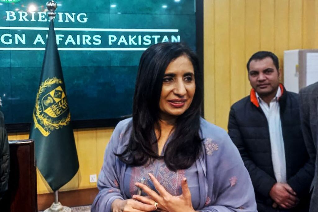 La portavoz del ministerio de relaciones exteriores de Pakistán, Mumtaz Zahra Baloch, habla con los medios de comunicación en la ciudad de Islamabad.