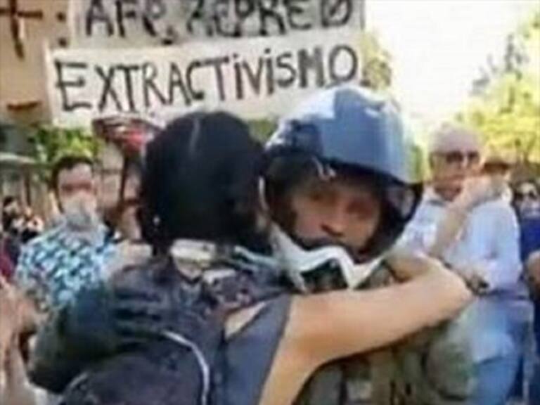 Carabinero lloró durante marcha y terminó siendo abrazado por una manifestante