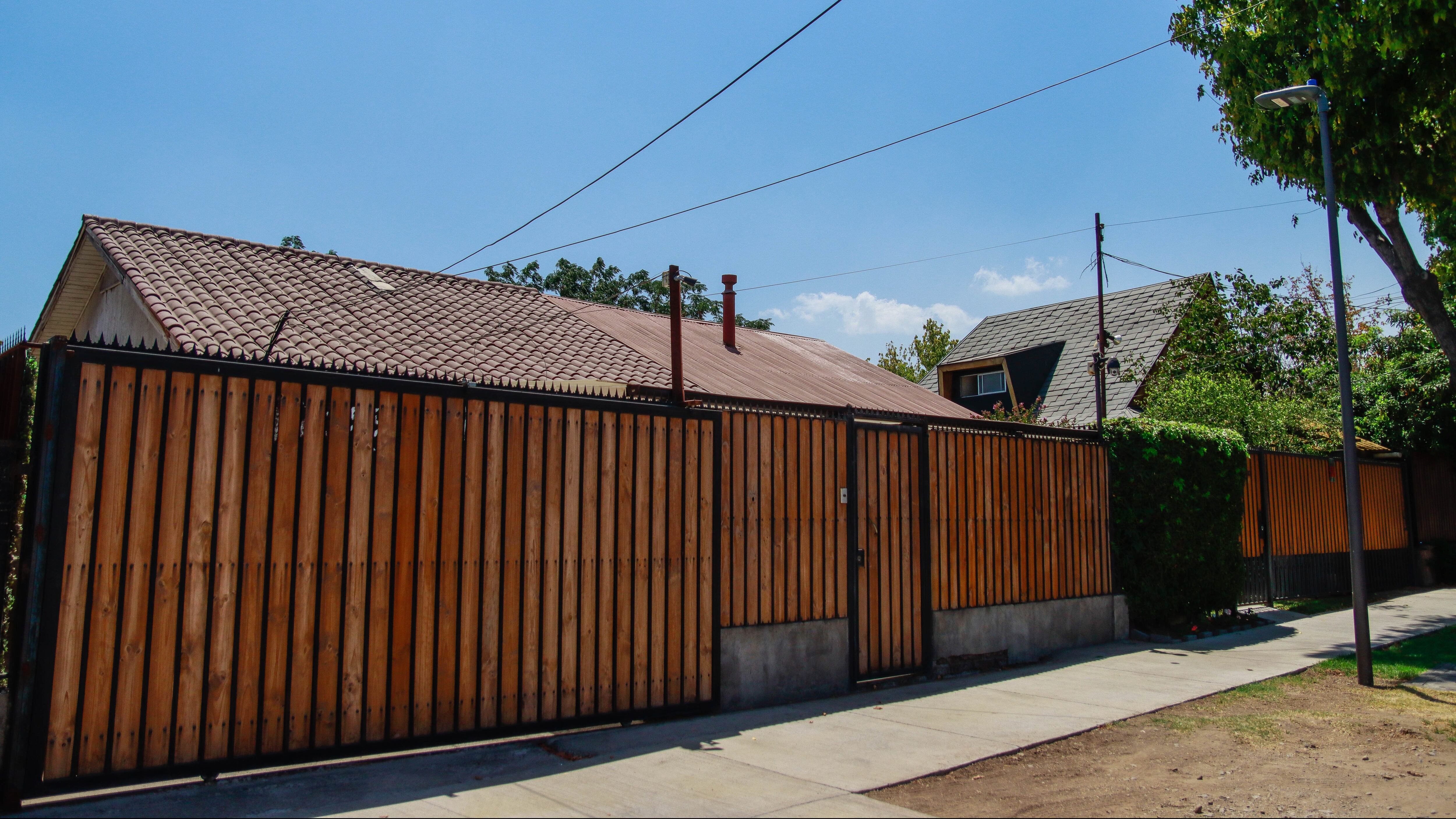 02 de Febrero 2022/ SANTIAGO Fachada de la vivienda que funcionaba como clínica cosmética clandestina ubicada en la comuna de las condes lugar donde murió una joven de 32 años, la mujer fue llevada hasta la clínica cordillera con evidentes complicaciones de una operación con fines estéticos .
Foto:JUAN FARIAS / AGENCIAUNO
