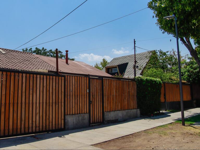 02 de Febrero 2022/ SANTIAGO Fachada de la vivienda que funcionaba como clínica cosmética clandestina ubicada en la comuna de las condes lugar donde murió una joven de 32 años, la mujer fue llevada hasta la clínica cordillera con evidentes complicaciones de una operación con fines estéticos .
Foto:JUAN FARIAS / AGENCIAUNO