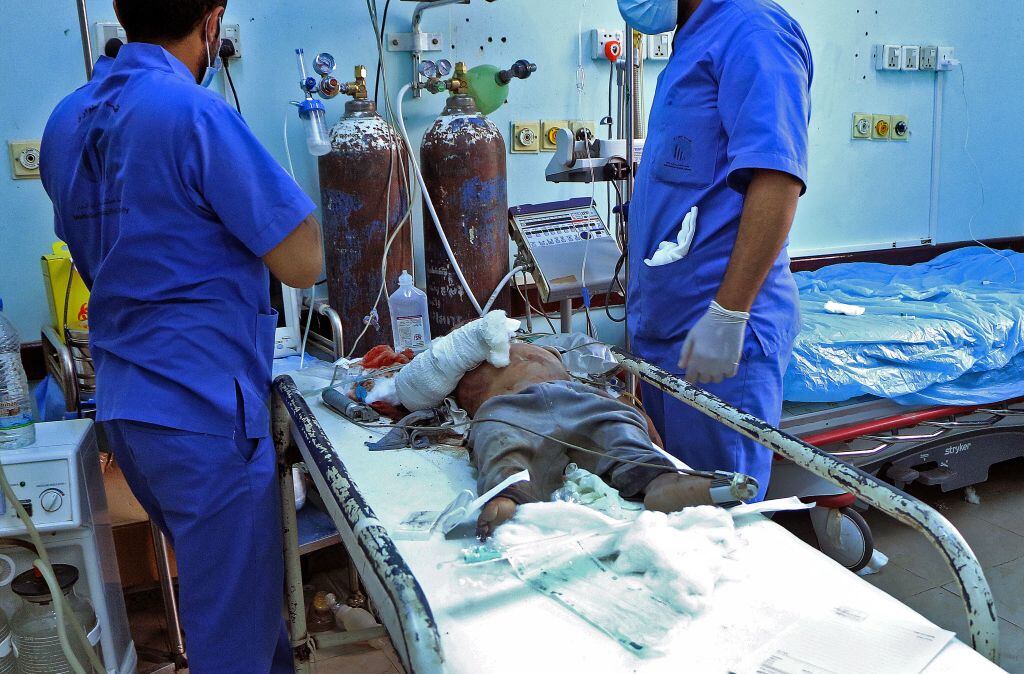 Médicos atienden a un pequeño herido en un recinto médico de Yemen