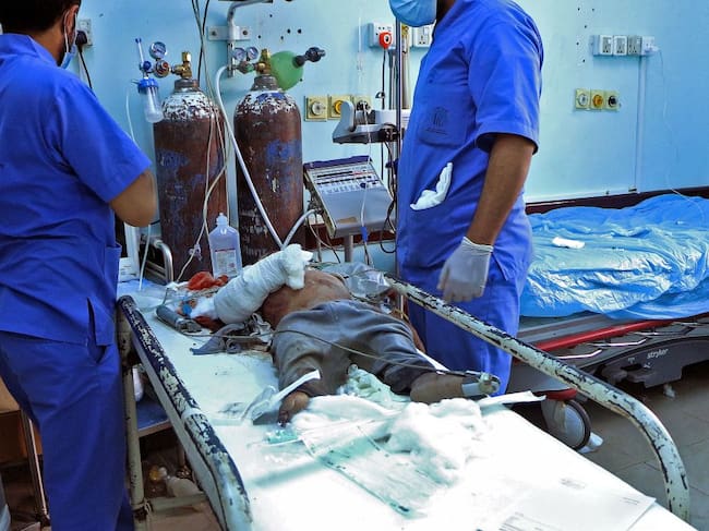 Médicos atienden a un pequeño herido en un recinto médico de Yemen
