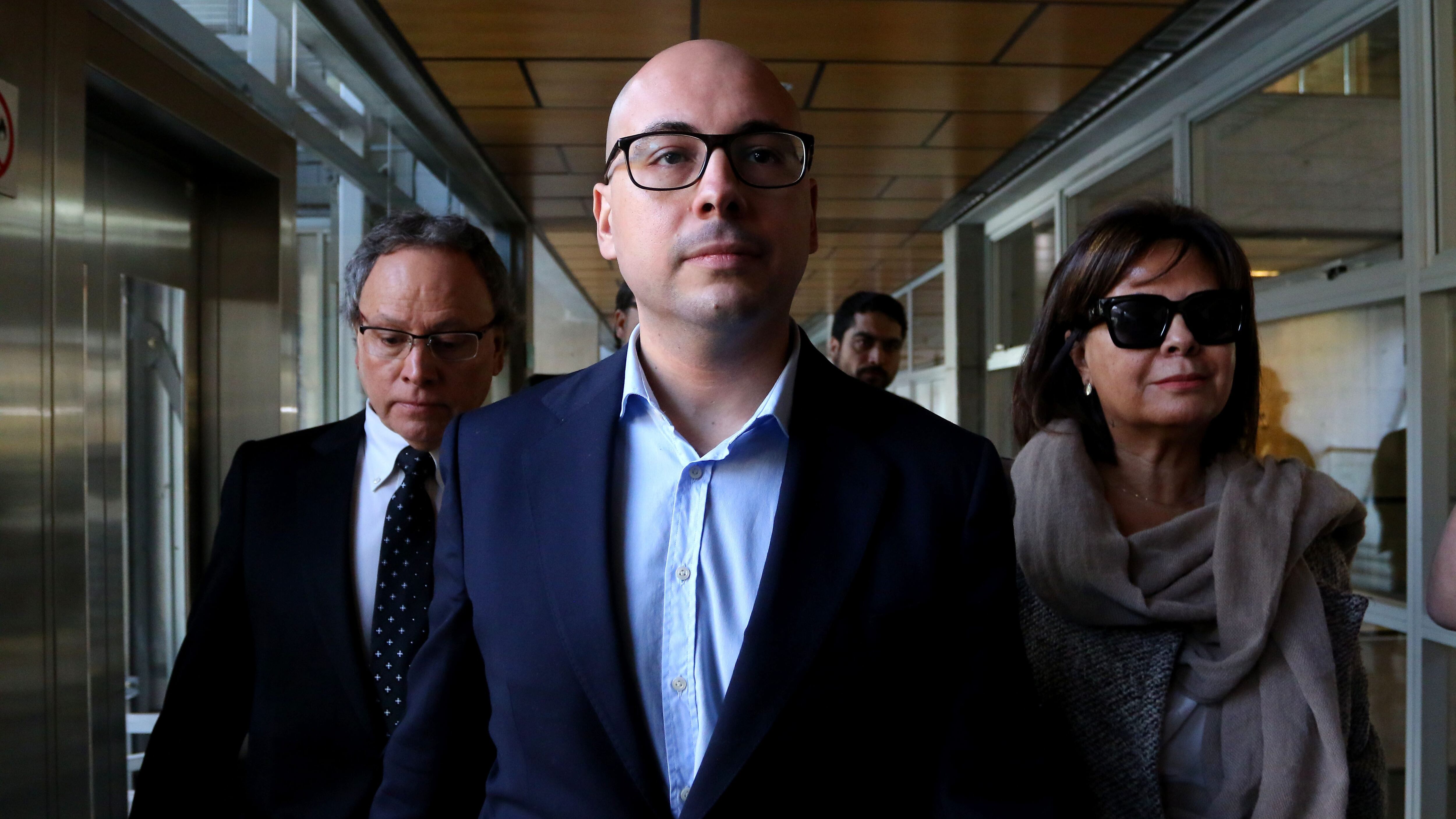 23 de ABRIL de 2019/SANTIAGOEl cineasta Nicolás López llega hasta el octavo juzgado de garantía de Santiago, donde se realizó una nueva formalización en su contra, imputado por distintos hechos ocurridos entre 2004 y 2016, entre ellos, delitos de violación, ofensas al pudor, abuso sexual reiterado y violación.
FOTO: HANS SCOTT/AGENCIAUNO