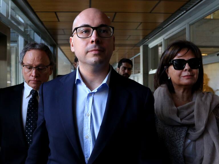 23 de ABRIL de 2019/SANTIAGOEl cineasta Nicolás López llega hasta el octavo juzgado de garantía de Santiago, donde se realizó una nueva formalización en su contra, imputado por distintos hechos ocurridos entre 2004 y 2016, entre ellos, delitos de violación, ofensas al pudor, abuso sexual reiterado y violación.
FOTO: HANS SCOTT/AGENCIAUNO