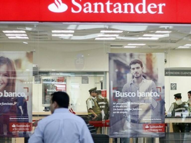 Santander desmiente al Sernac y afirma que continúa conversando respecto a cláusulas en contratos