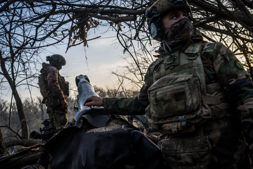 Unos soldados del ejército de Ucrania en el frente de batalla en el óblast de Donetsk.