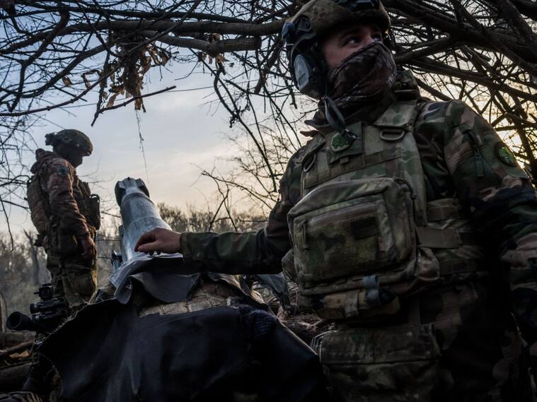 Unos soldados del ejército de Ucrania en el frente de batalla en el óblast de Donetsk.