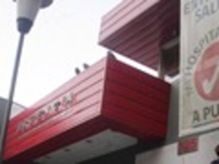 Estudiante del Confederación Suiza fue apuñalado afuera de su colegio mientras recolectaba dinero