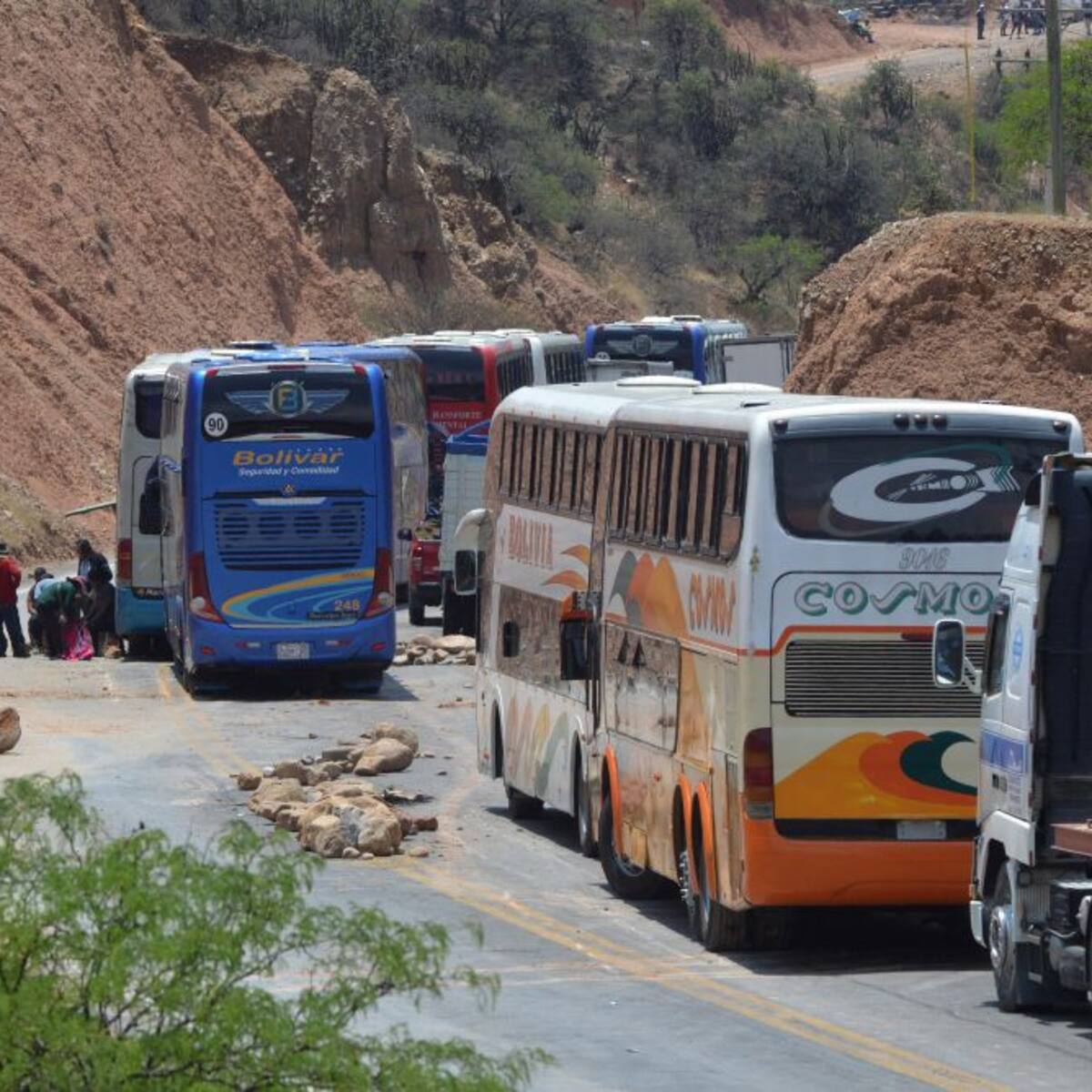 Dos chilenos entre los muertos: choque de buses en Bolivia dejó 37 fallecidos y más de 40 heridos