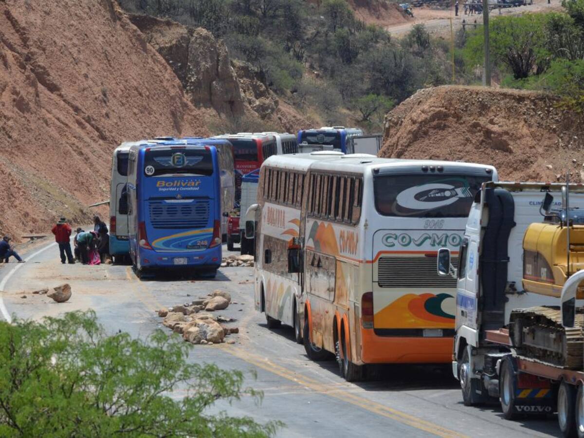 Dos chilenos entre los muertos: choque de buses en Bolivia dejó 37 fallecidos y más de 40 heridos