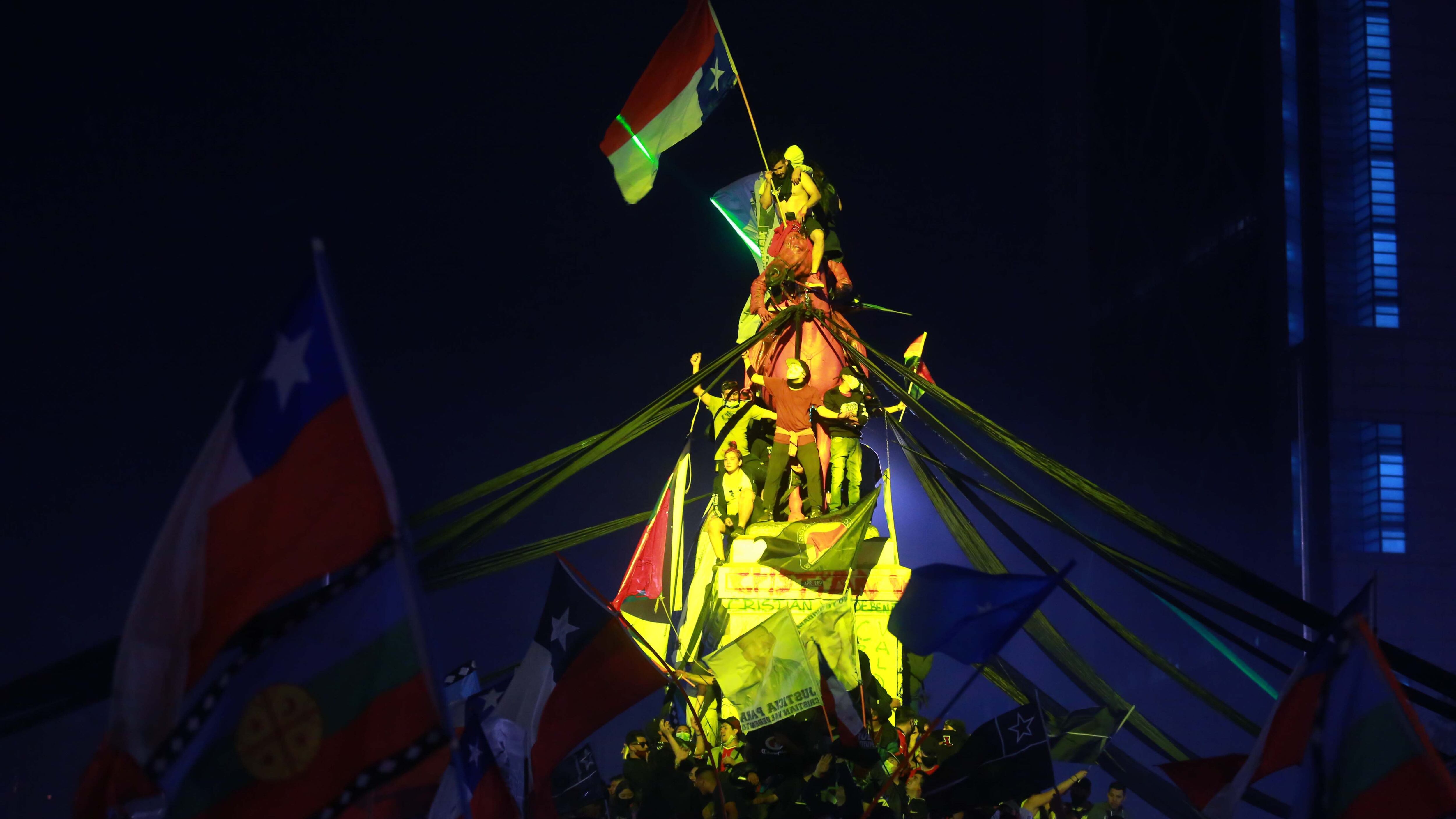 Monumento Baquedano celebración Apruebo