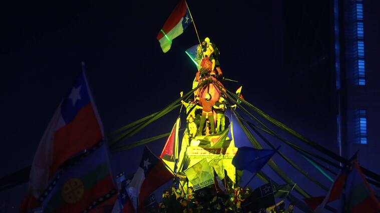 Monumento Baquedano celebración Apruebo