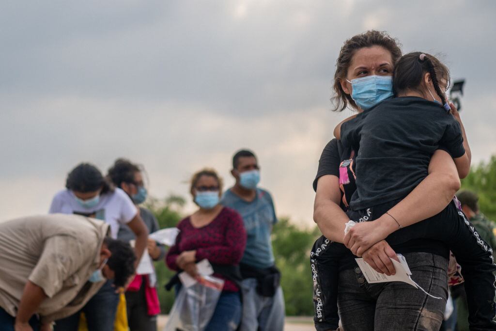 Migrantes centroamericanos cruzan la frontera de EEUU